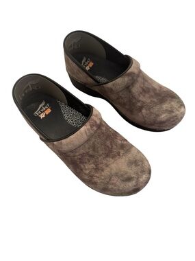 Dansko XP 2.0 or Dansko Professional clogs in a Marbled Nubuck finish size 40